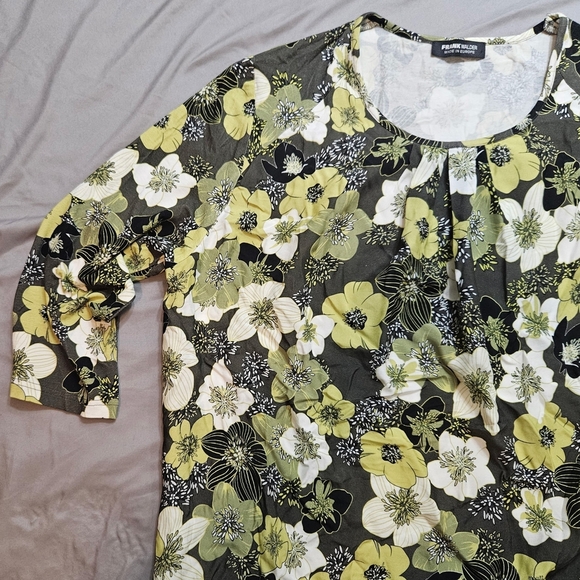 Relaxed Floral Blouse in Green and White - Picture 2 of 8